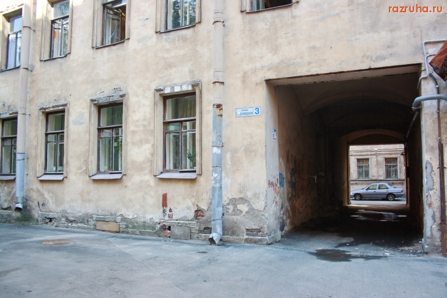 Санкт-Петербург - Петроградский район. Чкаловский проспект, Петрозаводская улица. Проходные дворы. Фасады. Газоны.