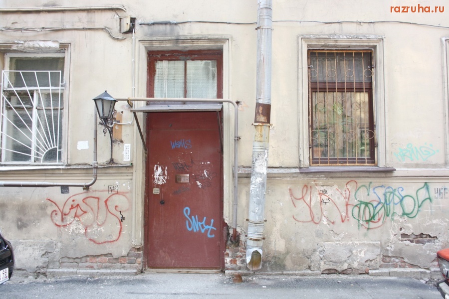 Санкт-Петербург - Петроградский район. Чкаловский проспект, Петрозаводская улица. Проходные дворы. Фасады. Газоны.