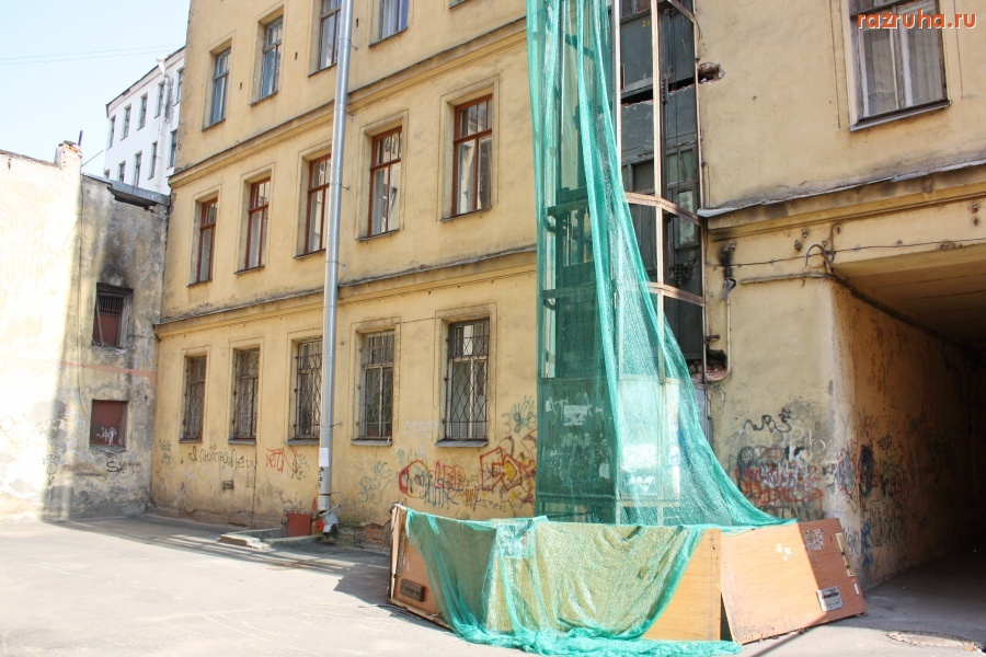 Санкт-Петербург - Петроградский район. Чкаловский проспект, Петрозаводская улица. Проходные дворы. Фасады. Газоны.