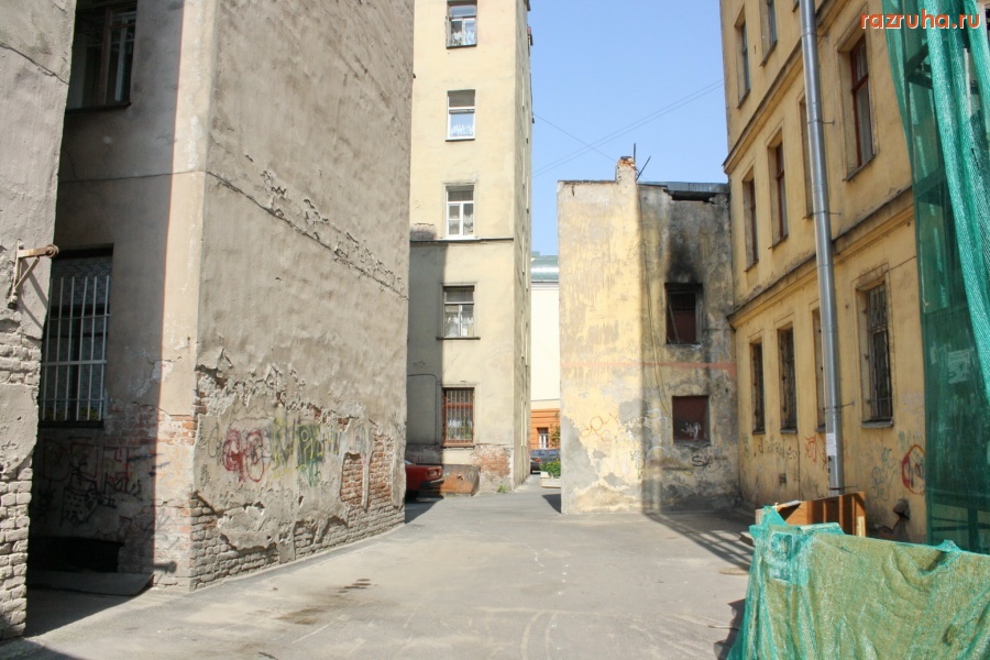 Санкт-Петербург - Петроградский район. Чкаловский проспект, Петрозаводская улица. Проходные дворы. Фасады. Газоны.