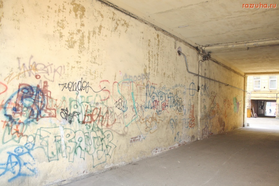 Санкт-Петербург - Петроградский район. Чкаловский проспект, Петрозаводская улица. Проходные дворы. Фасады. Газоны.