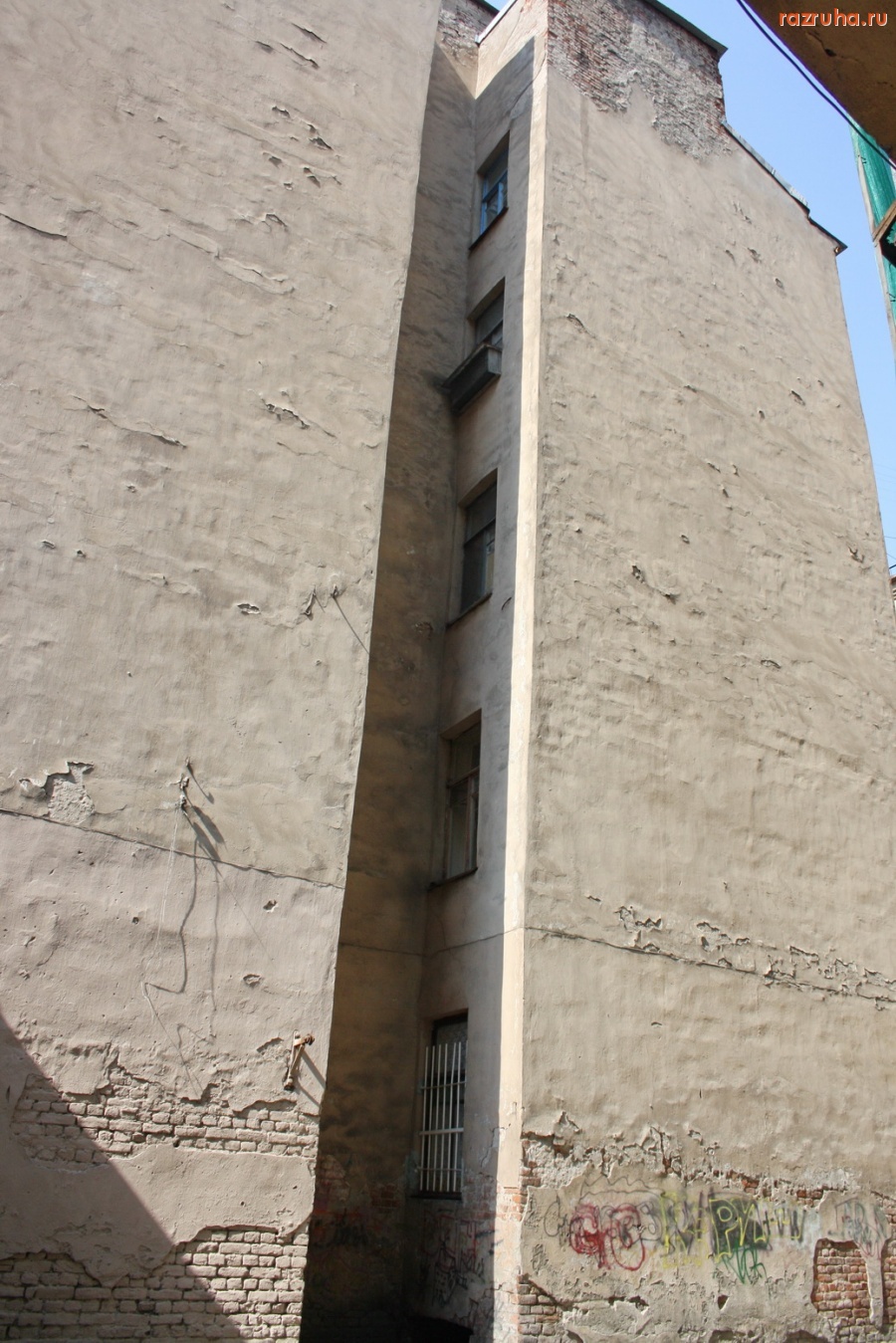 Санкт-Петербург - Петроградский район. Чкаловский проспект, Петрозаводская улица. Проходные дворы. Фасады. Газоны.