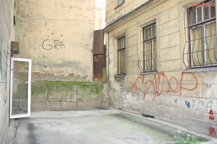 Санкт-Петербург - Петроградский район. Чкаловский проспект, Петрозаводская улица. Проходные дворы. Фасады. Газоны.