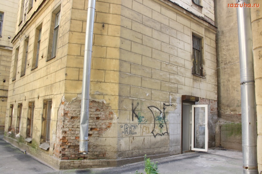 Санкт-Петербург - Петроградский район. Чкаловский проспект, Петрозаводская улица. Проходные дворы. Фасады. Газоны.