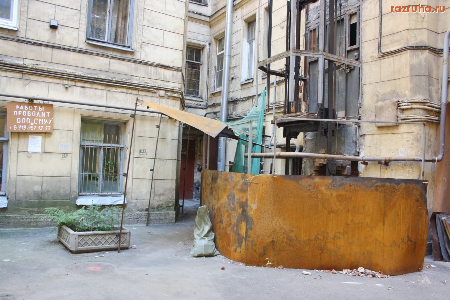 Санкт-Петербург - Петроградский район. Чкаловский проспект, Петрозаводская улица. Проходные дворы. Фасады. Газоны