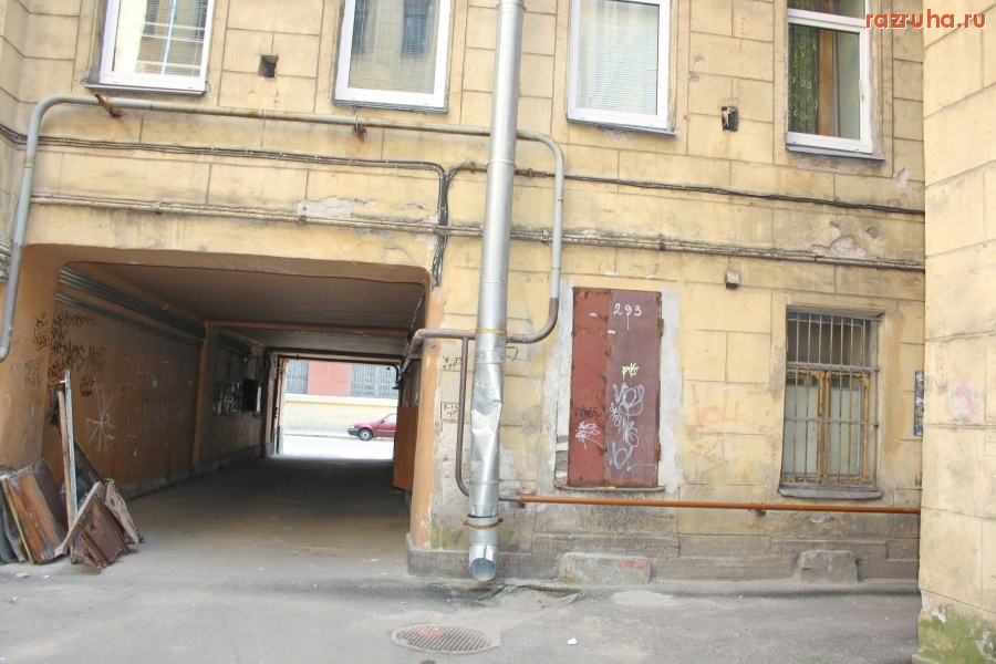 Санкт-Петербург - Петроградский район. Чкаловский проспект, Петрозаводская улица. Проходные дворы. Фасады. Газоны