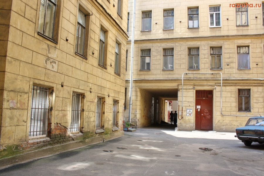 Санкт-Петербург - Петроградский район. Чкаловский проспект, Петрозаводская улица. Проходные дворы. Фасады. Газоны.