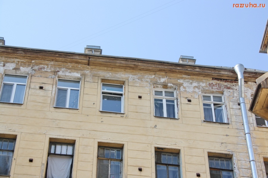 Санкт-Петербург - Петроградский район. Чкаловский проспект, Петрозаводская улица. Проходные дворы. Фасады. Газоны.