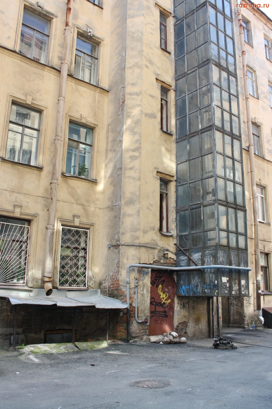 Санкт-Петербург - Петроградский район. Чкаловский проспект, Петрозаводская улица. Проходные дворы. Фасады. Газоны.