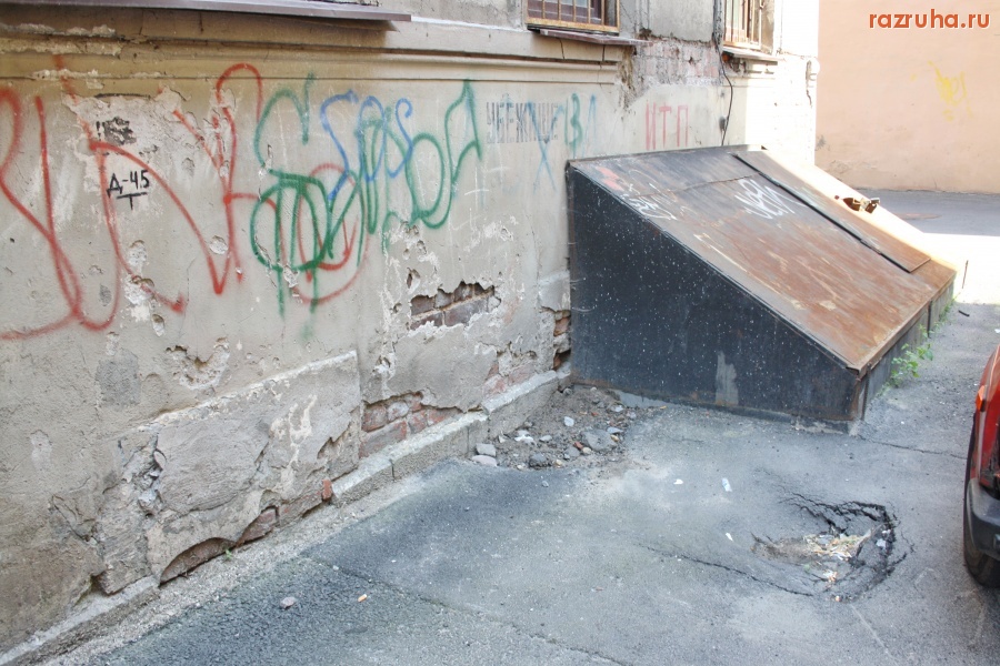 Санкт-Петербург - Петроградский район. Чкаловский проспект, Петрозаводская улица. Проходные дворы. Фасады. Газоны.