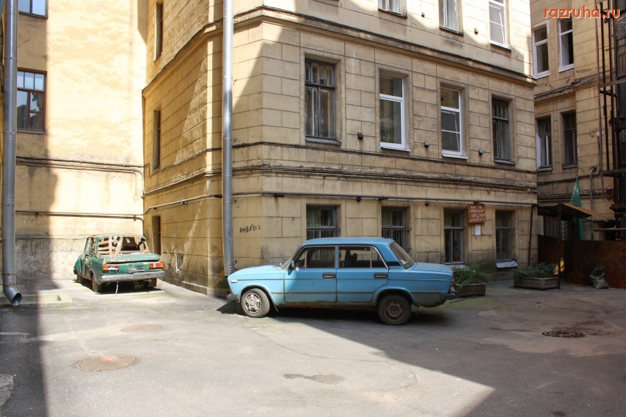 Санкт-Петербург - Петроградский район. Чкаловский проспект, Петрозаводская улица. Проходные дворы. Фасады. Газоны