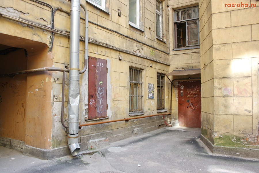 Санкт-Петербург - Петроградский район. Чкаловский проспект, Петрозаводская улица. Проходные дворы. Фасады. Арки. Газоны.