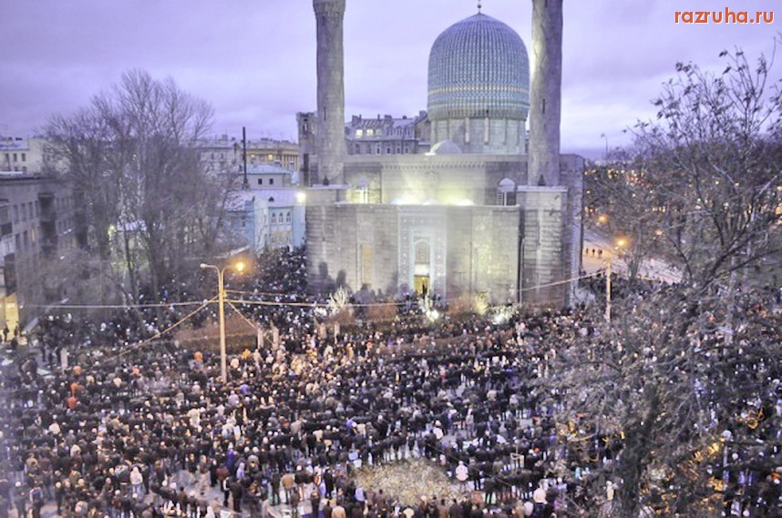Санкт-Петербург - Петроградский район. Спасибо вождям партии Единая Россия за то,  что положили Ленинград-Петербург под зеленое знамя ислама.