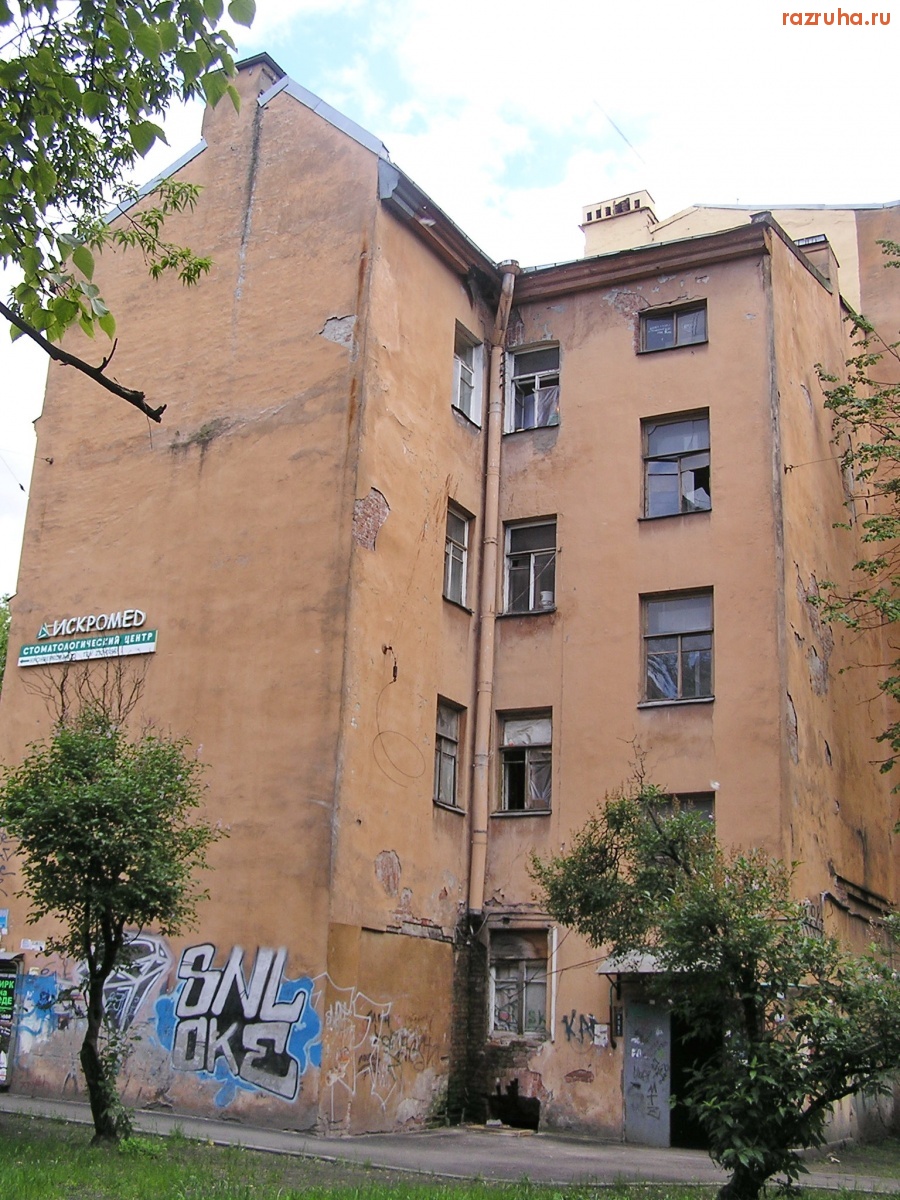 Санкт-Петербург - Петроградский район. Кронверкская ул, 16. Уже несколько лет этот расселенный, но вновь заселенный нелегалами дом приносит доходы отнюдь не в бюджет.