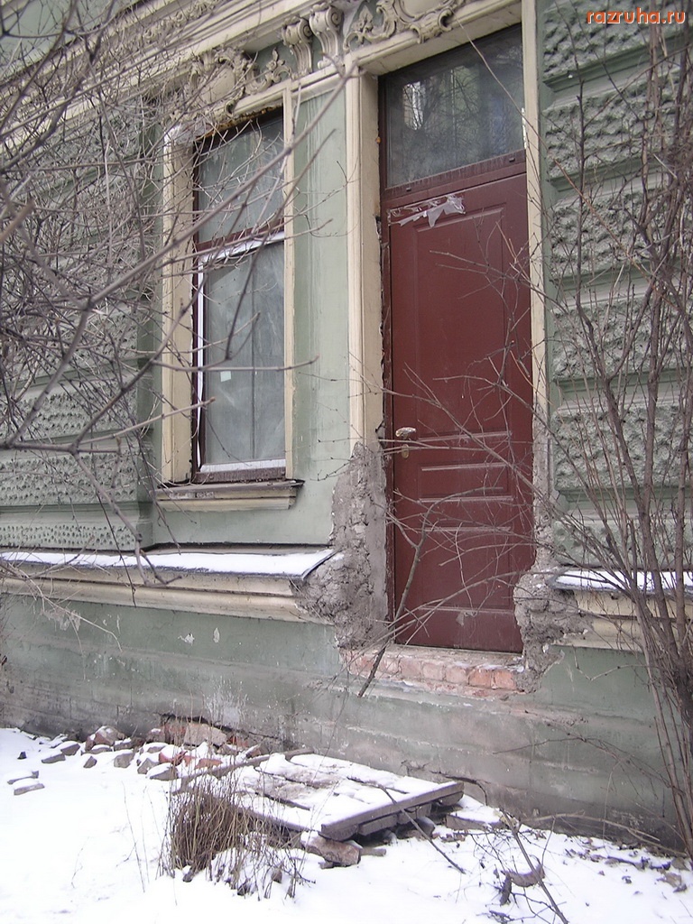 Санкт-Петербург - Петроградский район, ул. Ленина, 8. Дом под охраной КГИОП, но варварски разрушается. Разрешения дают МВК и КГИОП. За взятки.