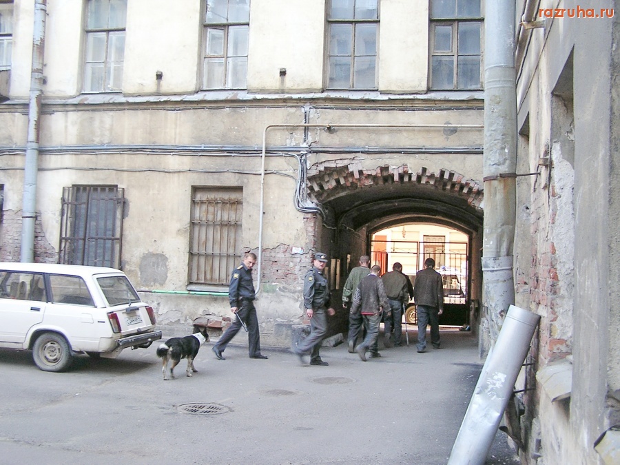 Санкт-Петербург - РЕПОРТАЖ О ЗАЧИСТКЕ МЕСТ ОБИТАНИЯ КЛОШАРОВ. МЕНТЫ, ПОКОЛОТИВ КЛОШАРОВ, ВЕДУТ ИХ В ОТДЕЛ МИЛИЦИИ