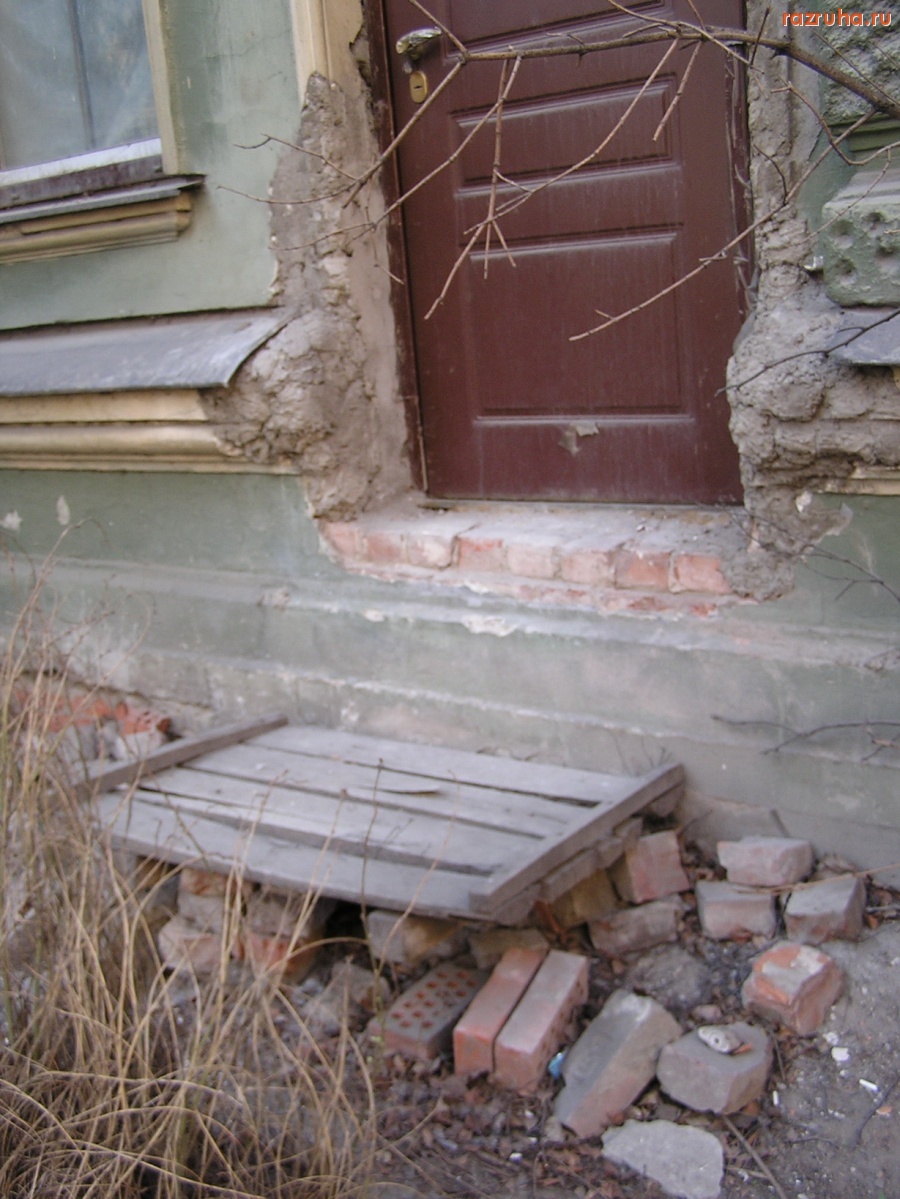 Санкт-Петербург - Петроградский район, ул. Ленина. Охрана КГИОПа не спасает дом от разрушения.