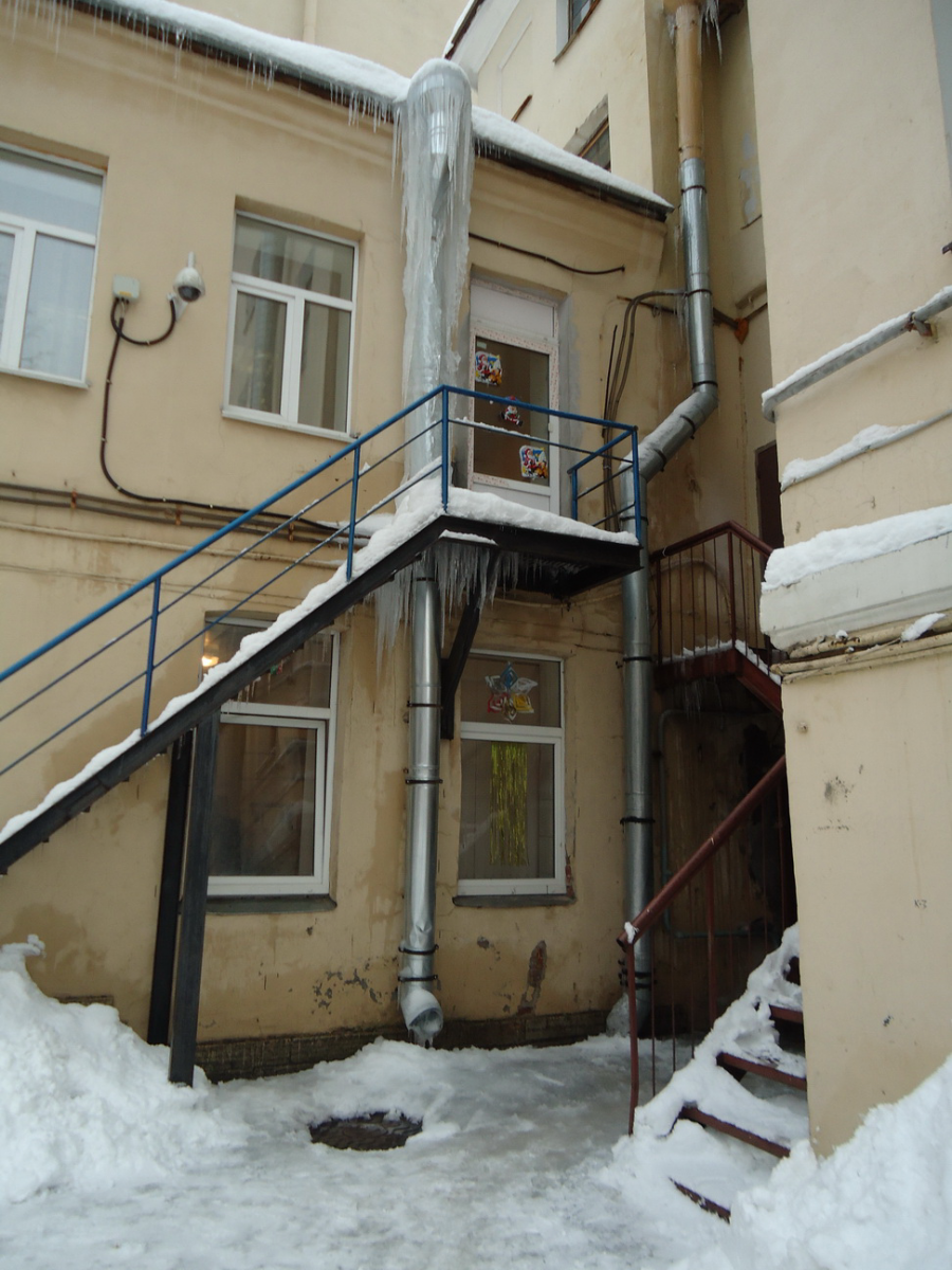 Санкт-Петербург - Петроградский район. Дворик детского сада на ул. Съезжинской.