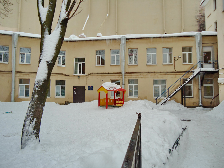 Санкт-Петербург - Петроградский район. Дворик детского сада на ул. Съезжинской.
