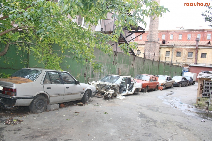 Санкт-Петербург - Петроградский район. Ул. Красного курсанта 23. Чей хлам? Говорят, - Н.Л. Мартиновича.