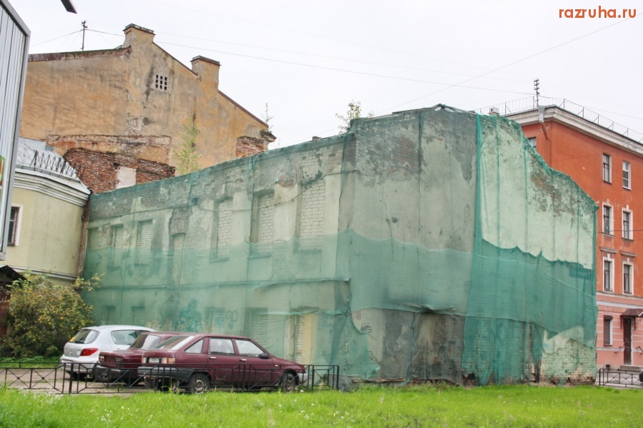 Санкт-Петербург - В Петроградском районе многолетнюю разруху стыдливо прикрывают сеточкой.  Малый проспект ПС.