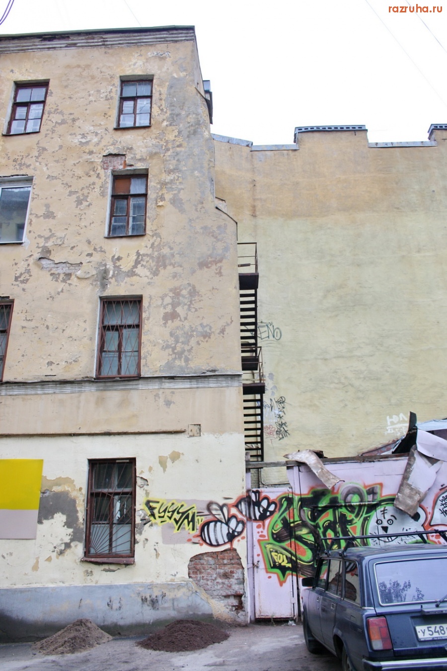 Санкт-Петербург - Петроградский район. Алексей Делюкин 6 лет отчитывается о благоустройстве дворов и ремонте фасадов.