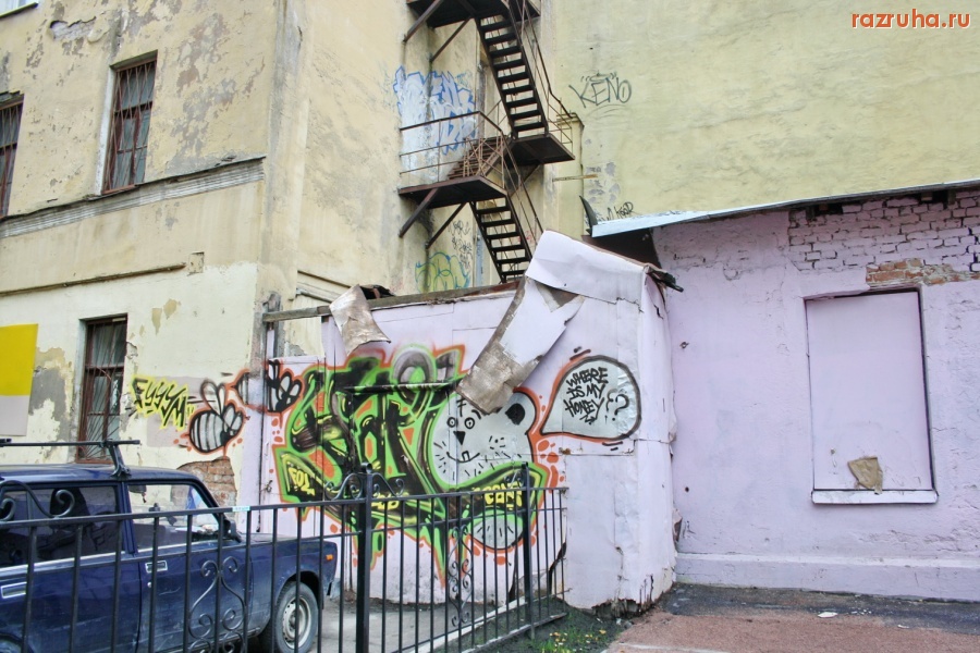 Санкт-Петербург - Петроградский район. Алексей Делюкин 6 лет отчитывается о благоустройстве дворов и ремонте фасадов.