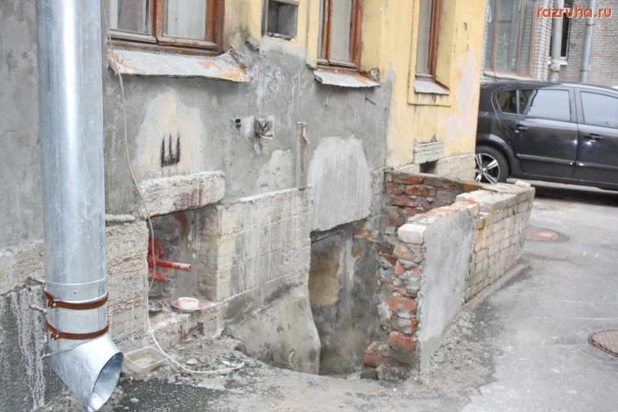 Санкт-Петербург - Петроградский район. Алексей Делюкин 6 лет отчитывается о благоустройстве дворов и ремонте фасадов.