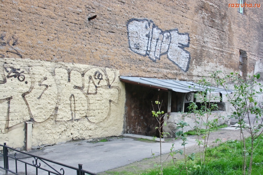 Санкт-Петербург - Петроградский район. Алексей Делюкин 6 лет отчитывается о благоустройстве дворов и ремонте фасадов.