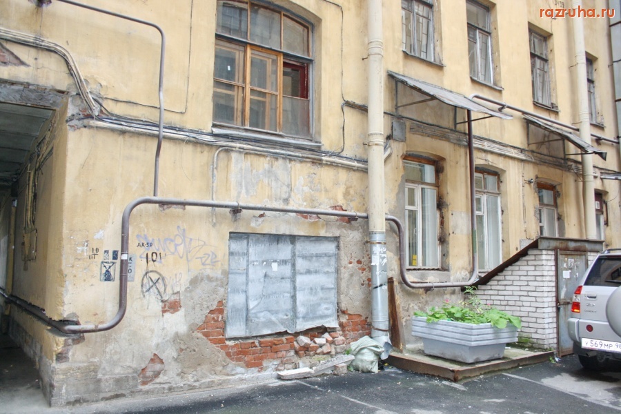 Санкт-Петербург - Петроградский район. Алексей Делюкин 6 лет отчитывается о благоустройстве дворов и ремонте фасадов.