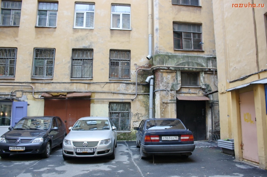 Санкт-Петербург - Петроградский район. Алексей Делюкин 6 лет отчитывается о благоустройстве дворов и ремонте фасадов.