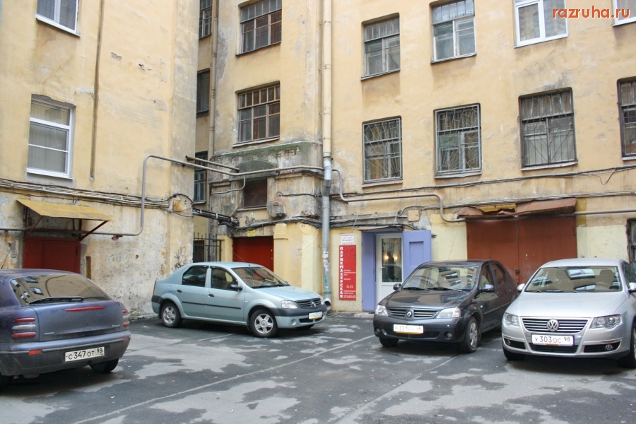 Санкт-Петербург - Петроградский район. Алексей Делюкин 6 лет отчитывается о благоустройстве дворов и ремонте фасадов.