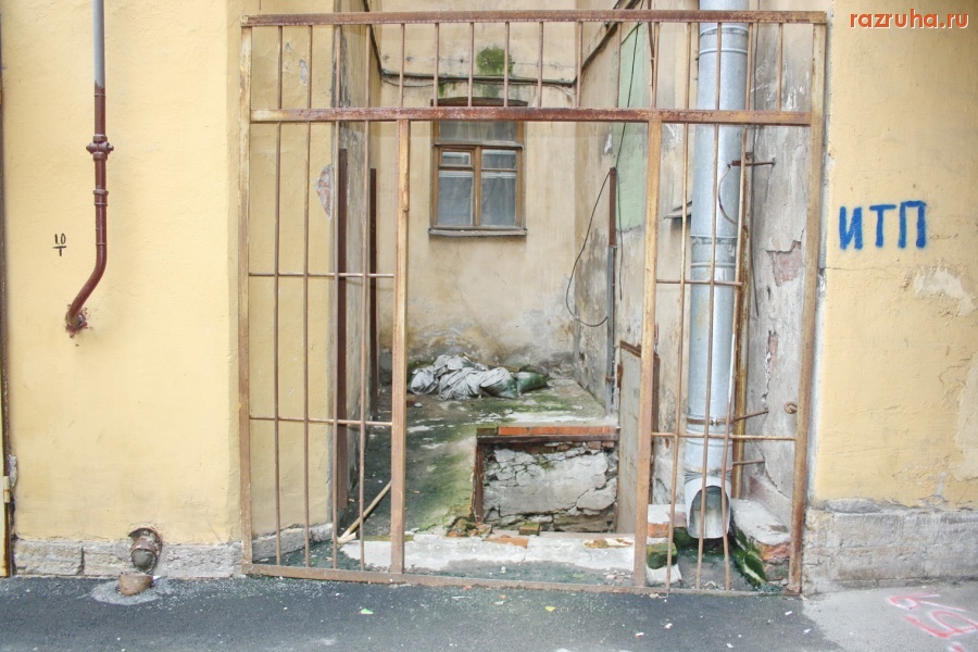 Санкт-Петербург - Петроградский район. Алексей Делюкин 6 лет отчитывается о благоустройстве дворов и ремонте фасадов.