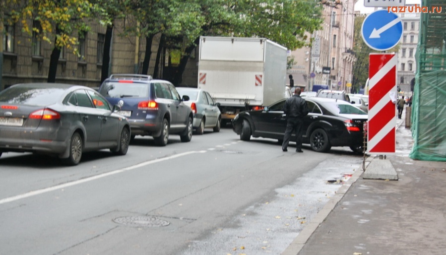Санкт-Петербург - Мерседес Вадима Тюльпанова выезжает из персональной арки в доме на Большой Пушкарской улице.