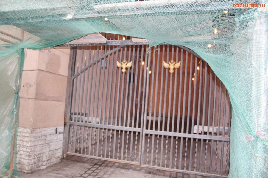 Санкт-Петербург - Персональная арка Вадима Тюльпанова.  По распоряжению А. Делюкина на фасаде установлены камеры, а на воротах - золотые двуглавые орлы.