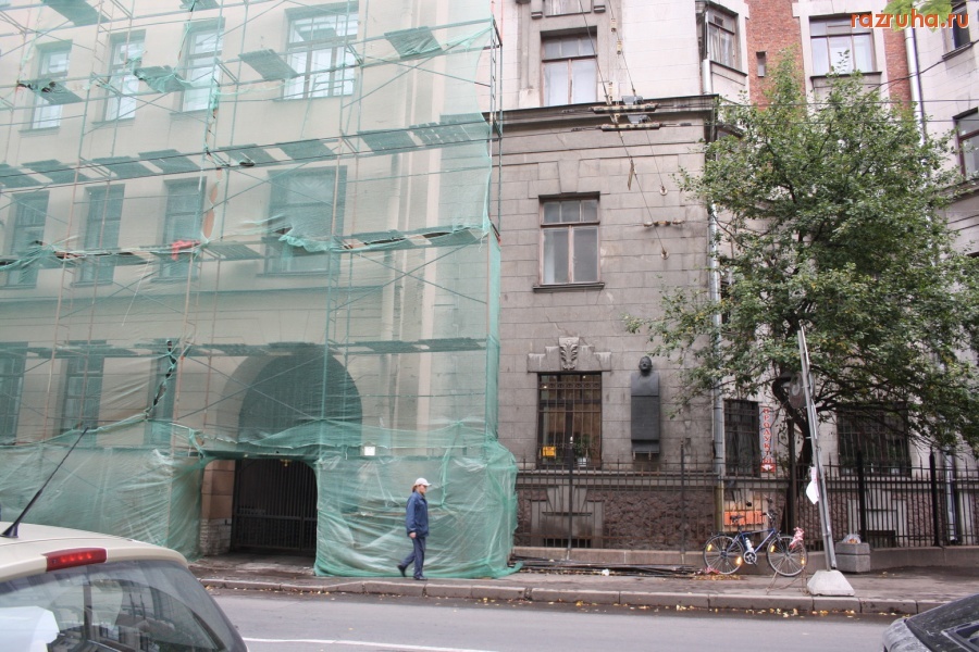 Санкт-Петербург - Дом Вадима Тюльпанова, где по распоряжению А. Делюкина делают внеплановый ремонт фасада.  Guod licet Jovi, non licet bovi.