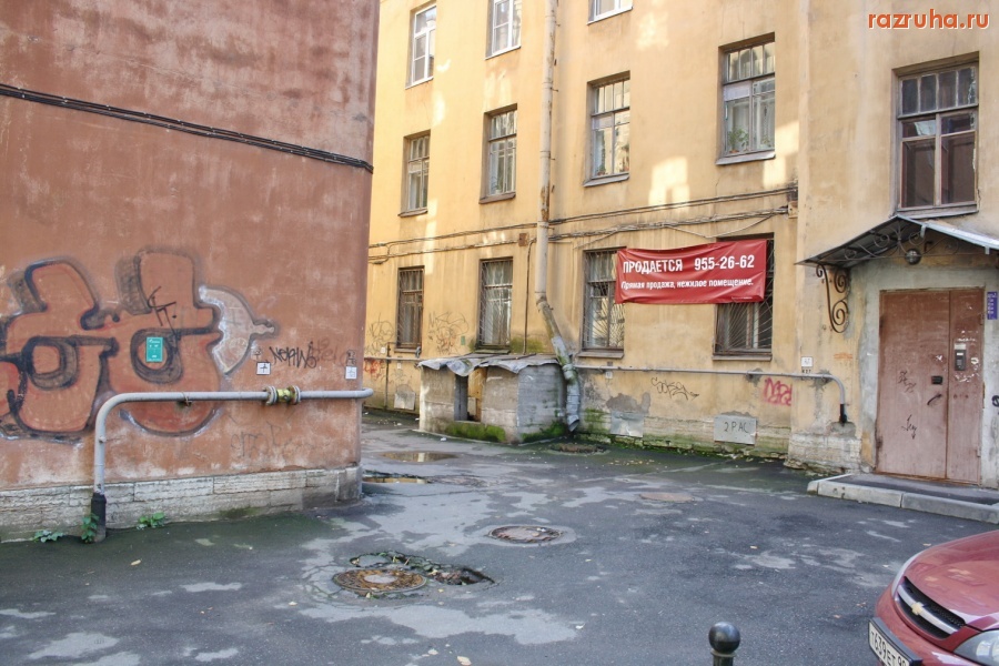 Санкт-Петербург - Петроградский район. Алексей Делюкин 6 лет отчитывается о благоустройстве дворов и ремонте фасадов.