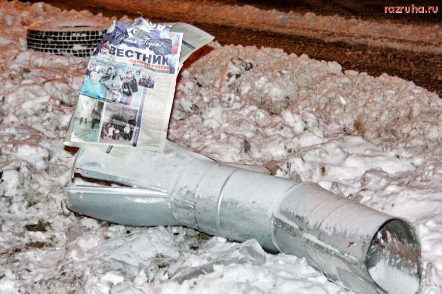 Санкт-Петербург - Вожди партии Единая Россия В. Тюльпанов, В.Макаров и др. выпустили предновогоднюю стенгазету. Тираж 400 000 экз. Намедни вся Петроградская сторона была завалена макулатурой.