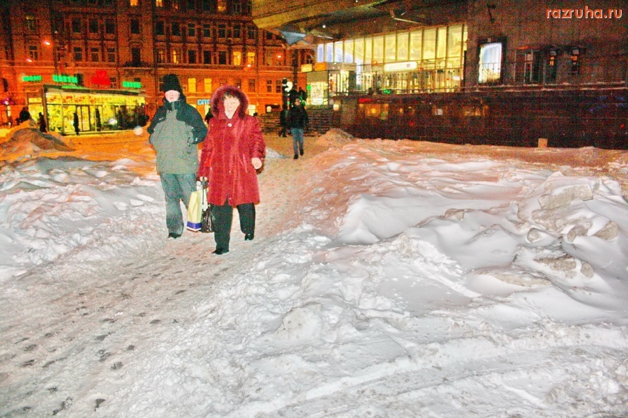 Санкт-Петербург - У станции метро 