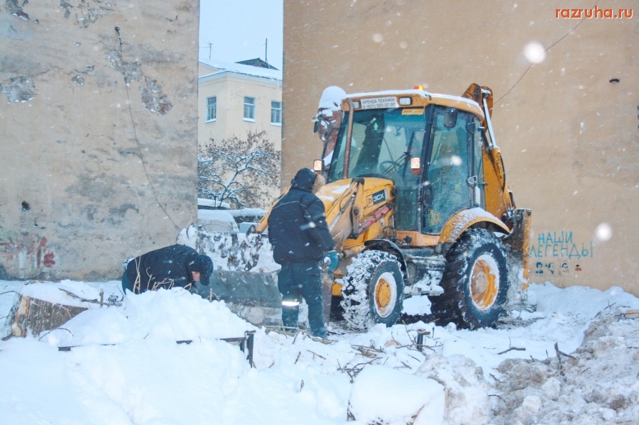 Санкт-Петербург - Петроградский район.  Зима 2010 года. Вместо уборки снега лихорадочно сносили деревья.