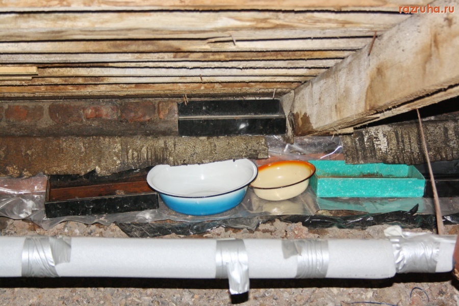 Санкт-Петербург - Петроградский район. СКОРО ОСЕНЬ, А КРОВЛЮ, ПРОБИТУЮ ЛОМАМИ ЗИМОЙ, НИКТО НЕ РЕМОНТИРУЕТ.