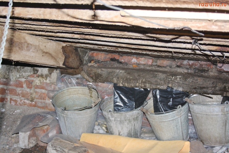 Санкт-Петербург - Петроградский район. СКОРО ОСЕНЬ, А КРОВЛЮ, ПРОБИТУЮ ЛОМАМИ ЗИМОЙ, НИКТО НЕ РЕМОНТИРУЕТ.