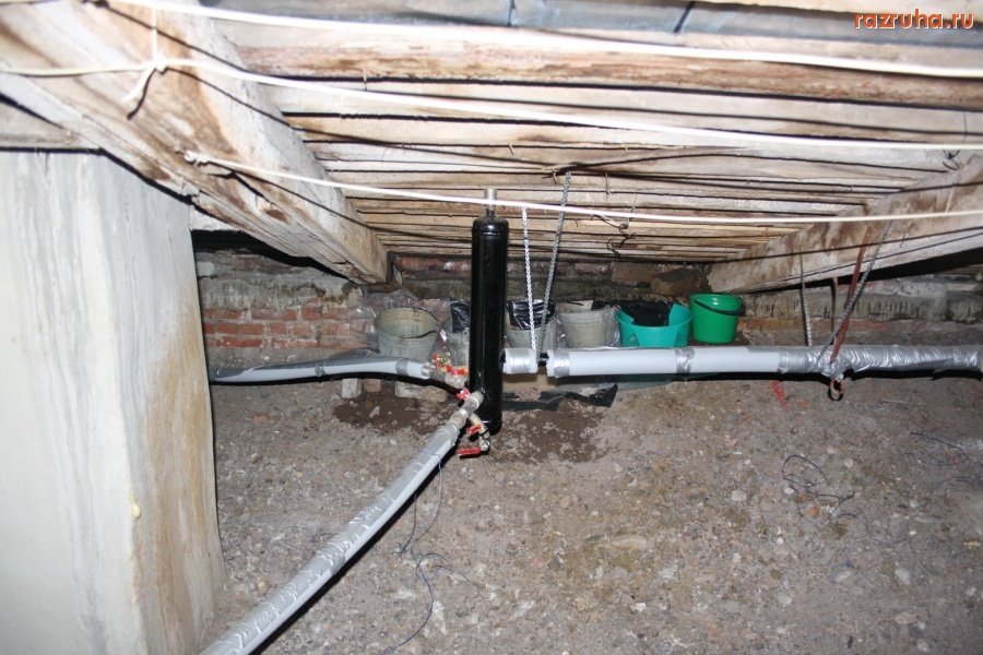 Санкт-Петербург - Петроградский район. СКОРО ОСЕНЬ, А КРОВЛЮ, ПРОБИТУЮ ЛОМАМИ ЗИМОЙ, НИКТО НЕ РЕМОНТИРУЕТ.