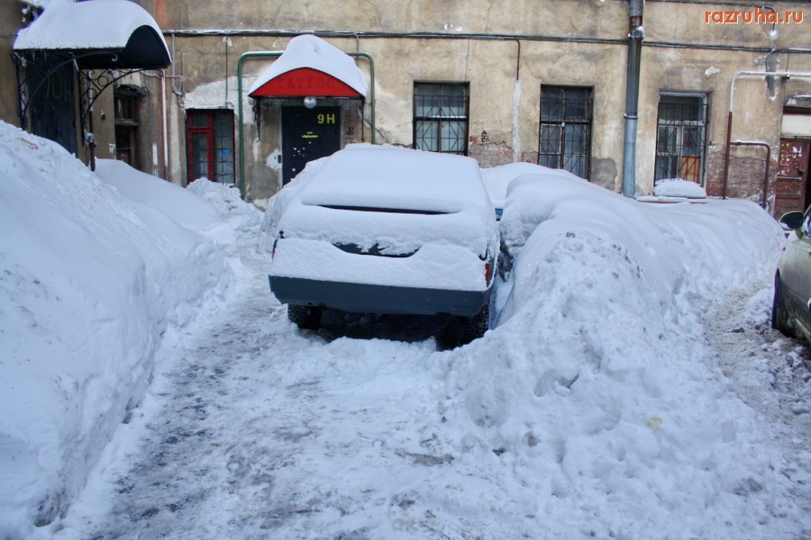 Санкт-Петербург - Единороссы Вячеслав Макаров и его коллега знают кто виноват, что делать и что делает партия и правительство...