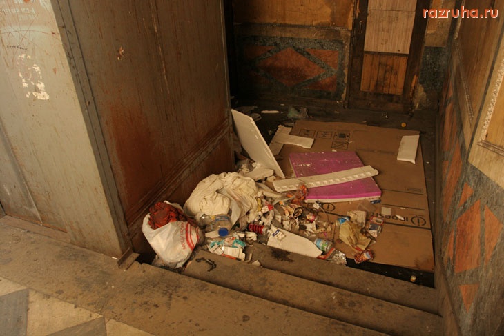 Санкт-Петербург - Уборка лестничных клеток в Адмиралтейском районе