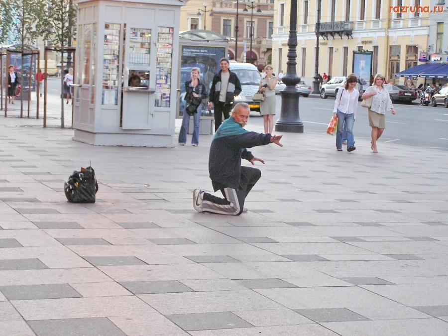 Санкт-Петербург - Центральный район. Невский проспект. Уличный танцор у Гостинного Двора