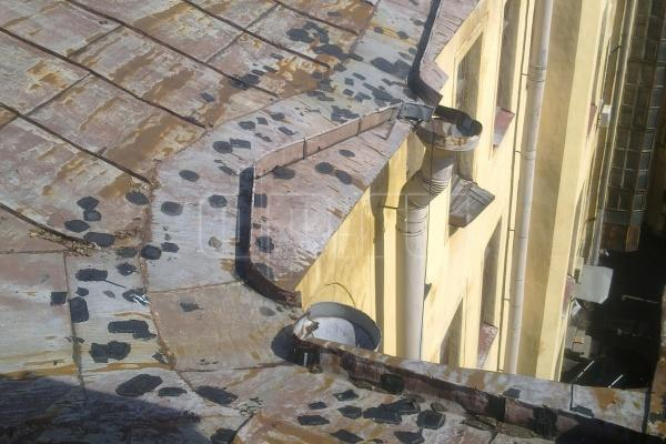 Санкт-Петербург - Залатанная крыша дома простых горожан.