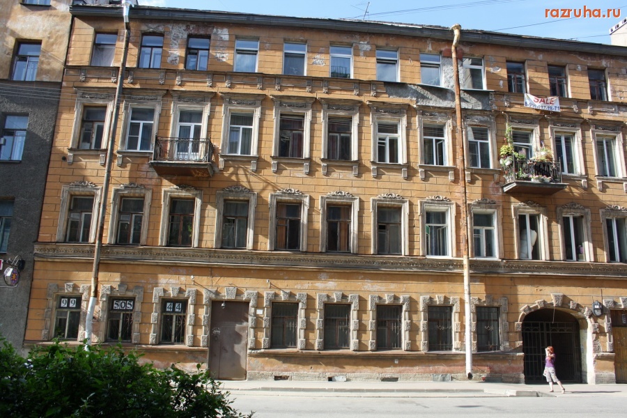 Санкт-Петербург - Петроградский район. Судя по ежегодным отчетам главы администрации  Алексея Делюкина по исполнению бюджета, фасады давно стали золотыми.