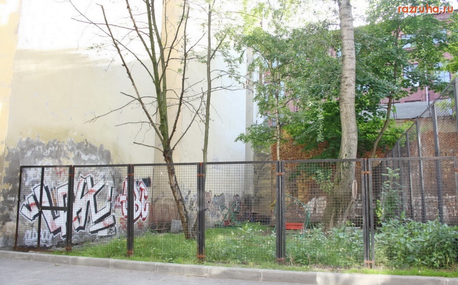 Санкт-Петербург - СПБ, Петроградский р-н. НЕДЕТСКАЯ ПЛОЩАДКА на Провиантском