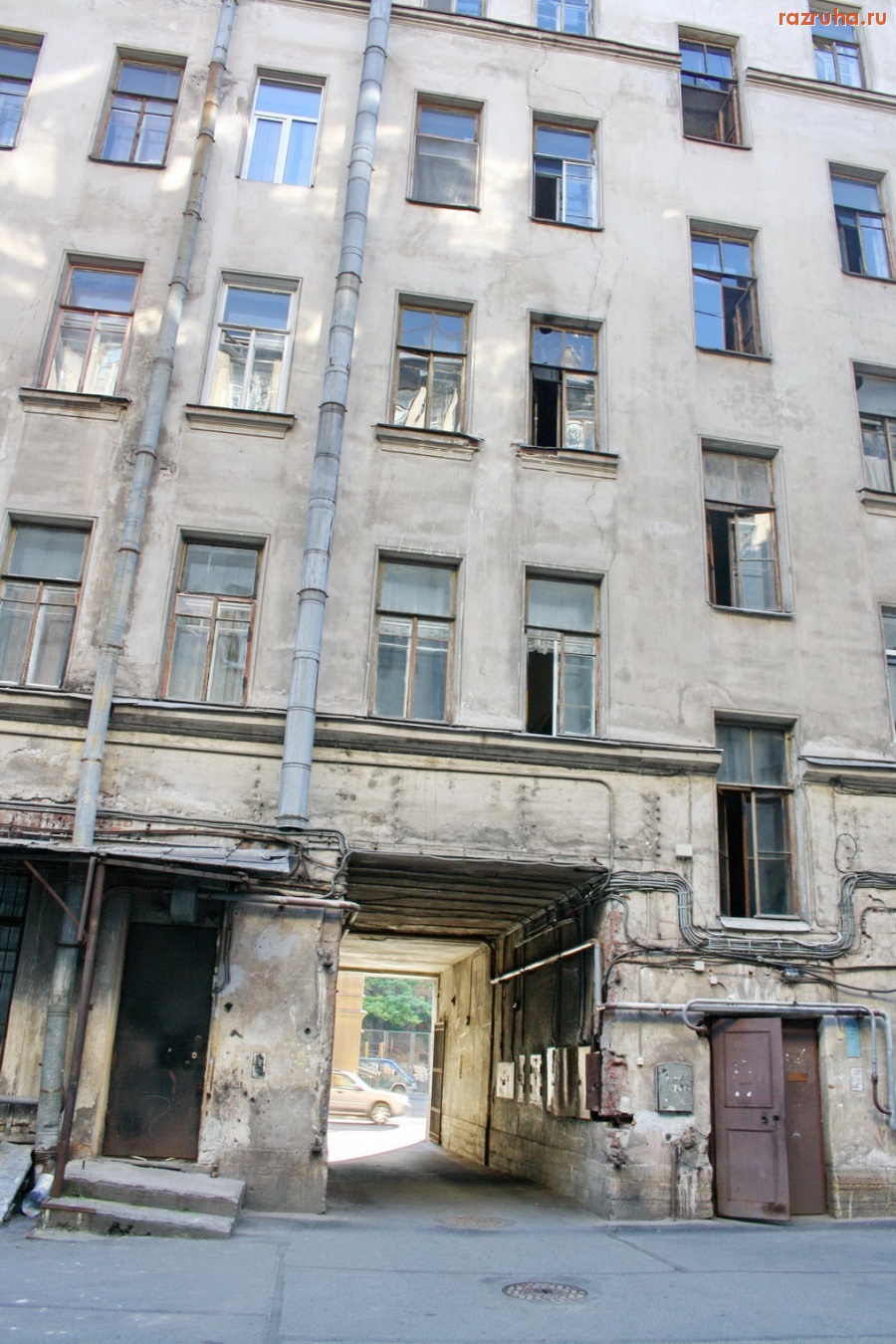 Санкт-Петербург - Непарадная Петроградка. Ул. Блохина. Дворы. Арки. Фасады.